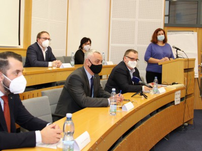 Železniční doprava v regionu po roce 2022? Kraj podepsal smlouvu s Českými drahami