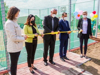 Přáslavice mají opravenou školu a nové hřiště. Přispěl také Olomoucký kraj