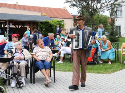 Zahradní slavnost pro klienty SeniorCentra v Olomouci 