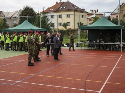 Studenti si během závodu vyzkoušeli hod granátem na cíl