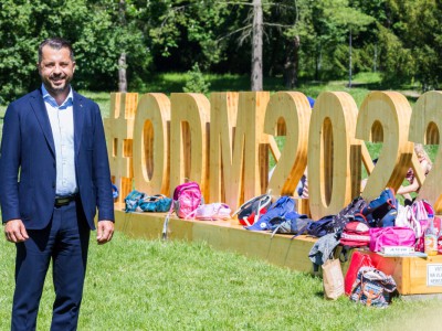 3D nápis v olomouckých Smetanových sadech. Poutá na olympiádu dětí a mládeže