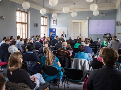 Nachází se Evropa ve střetu dvou světů? V Olomouci o tom debatovali významní hosté