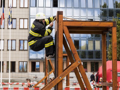 Nejtvrdší hasiči se předvedli před budovou kraje