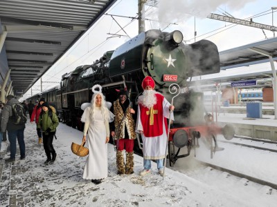 Mikulášská družina cestovala parním vlakem 