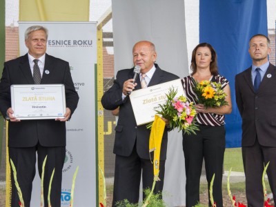 Hněvotín převzal zlatou stuhu za vítězství v krajském kole soutěže Vesnice roku