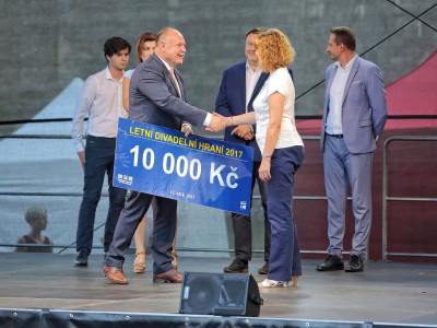 Hejtman Ladislav Okleštěk předal šek nadaci Šance 