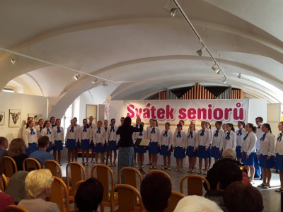 Senioři v Šumperku slavili. Blahopřál jim i hejtman Ladislav Okleštěk