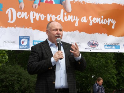 Rodiny a senioři se bavili ve Smetanových sadech. Kraj pro ně připravil sportovní den