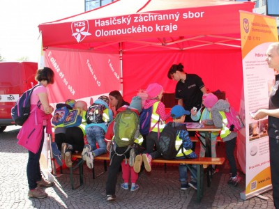 Dětský den se složkami IZS bavil před budovou Olomouckého kraje