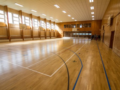 Nejstarší škola má opravenou tělocvičnu. Radost mají kováři i sedláři