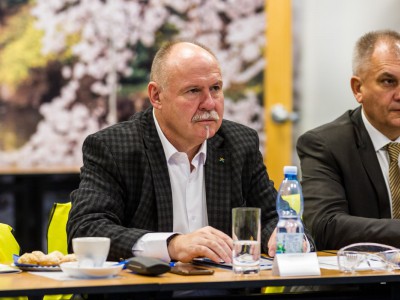 Hejtman skončil na dlažbě. Úřadoval před nádražím