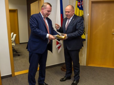 Hejtman Ladislav Okleštěk se setkal s rektorem Univerzity Karlovy