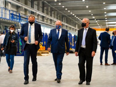 Hejtman Ladislav Okleštěk si prohlédl novou výrobní halu v Prostějově 