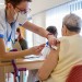 V Konici odstartoval pilotní projekt očkování seniorů 80+. Vzbudil veliký zájem