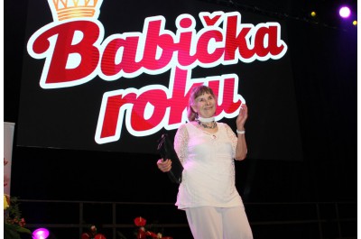 Babičkou roku je Marie Rozmanová. Porotu i diváky nadchla svou ohebností při cvičení jógy