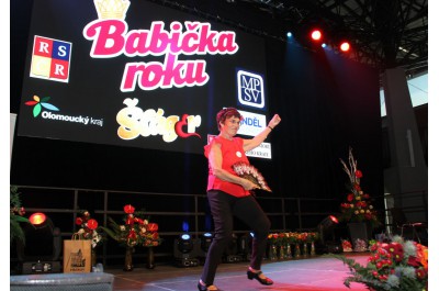 Babičkou roku je Marie Rozmanová. Porotu i diváky nadchla svou ohebností při cvičení jógy