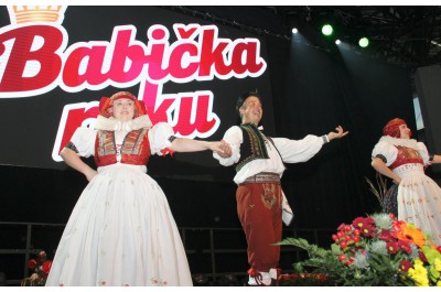Babičkou roku je Marie Rozmanová. Porotu i diváky nadchla svou ohebností při cvičení jógy