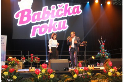 Babičkou roku je Marie Rozmanová. Porotu i diváky nadchla svou ohebností při cvičení jógy