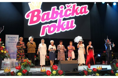 Babičkou roku je Marie Rozmanová. Porotu i diváky nadchla svou ohebností při cvičení jógy