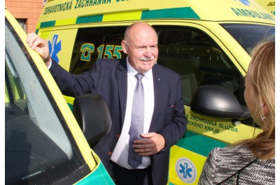 Nové sanitky pro záchranáře. Kraj završil tříletý proces obnovy jejich vozového parku
