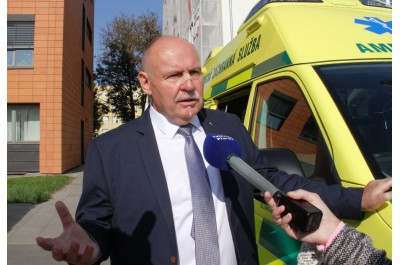 Nové sanitky pro záchranáře. Kraj završil tříletý proces obnovy jejich vozového parku