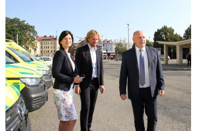 Nové sanitky pro záchranáře. Kraj završil tříletý proces obnovy jejich vozového parku