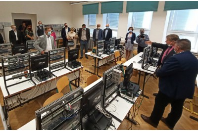 Gymnázium v Přerově snoubí půvab s historií. V Mohelnici vsadili na moderní technologie