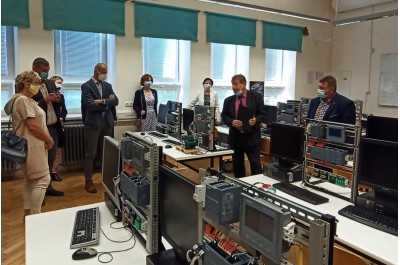 Gymnázium v Přerově snoubí půvab s historií. V Mohelnici vsadili na moderní technologie