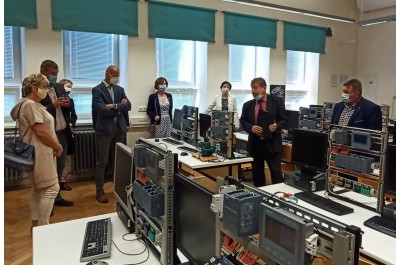 Gymnázium v Přerově snoubí půvab s historií. V Mohelnici vsadili na moderní technologie