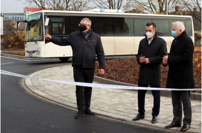 Klidnější a bezpečnější doprava v Uničově. Díky novému kruhovému objezdu    Foto: Marek Juráň 