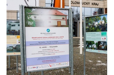 Výstava Má vlast cestami proměn doputovala před krajský úřad v Olomouci