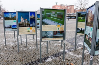 Výstava Má vlast cestami proměn doputovala před krajský úřad v Olomouci