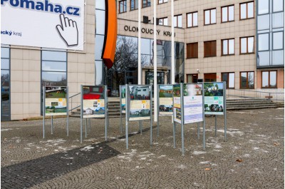 Výstava Má vlast cestami proměn doputovala před krajský úřad v Olomouci