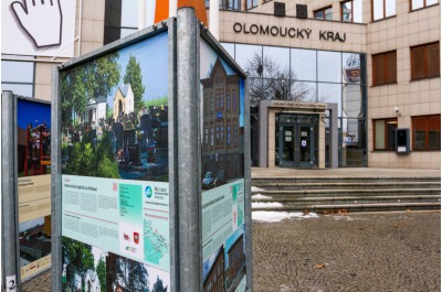 Výstava Má vlast cestami proměn doputovala před krajský úřad v Olomouci