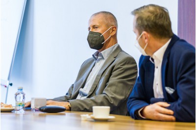 Podpisu smluv o poskytnutí dotace se zúčastnili: Josef Suchánek - hejtman, Aleš Jakubec - radní pro oblast školství, Martin Procházka - rektor UP Olomouc, Josef Tesařík - ředitel MVŠ Olomouc, Josef Kulíšek - ředitel VŠL Přerov