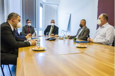 Podpisu smluv o poskytnutí dotace se zúčastnili: Josef Suchánek - hejtman, Aleš Jakubec - radní pro oblast školství, Martin Procházka - rektor UP Olomouc, Josef Tesařík - ředitel MVŠ Olomouc, Josef Kulíšek - ředitel VŠL Přerov