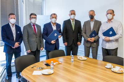 Podpisu smluv o poskytnutí dotace se zúčastnili: Josef Suchánek - hejtman, Aleš Jakubec - radní pro oblast školství, Martin Procházka - rektor UP Olomouc, Josef Tesařík - ředitel MVŠ Olomouc, Josef Kulíšek - ředitel VŠL Přerov