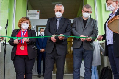 Přáslavice mají opravenou školu a nové hřiště. Přispěl také Olomoucký kraj