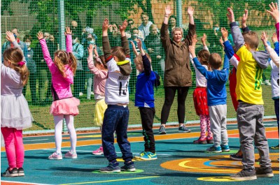 Přáslavice mají opravenou školu a nové hřiště. Přispěl také Olomoucký kraj