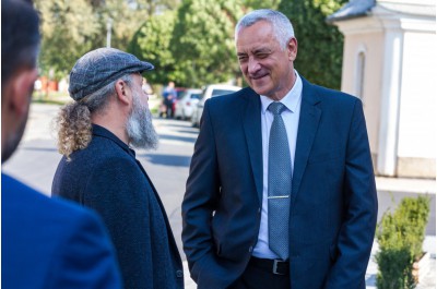 V Mezicích to jezdí jako po másle. Obec má novou silnici