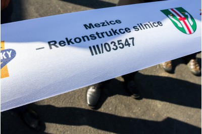 V Mezicích to jezdí jako po másle. Obec má novou silnici