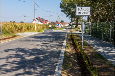 V Mezicích to jezdí jako po másle. Obec má novou silnici