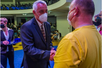 Hejtman Olomouckého kraje ocenil dárce krve. Předal jim Zlaté kříže