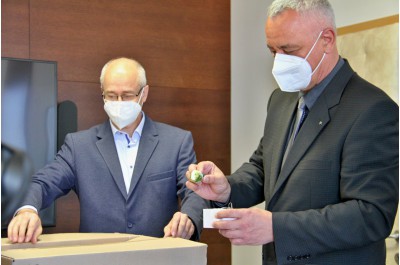 Hejtmanství pomůže Bečvě. Nakoupilo speciální vánoční ozdoby