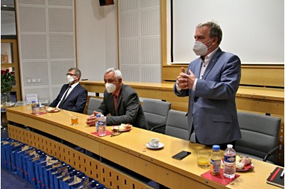 Hejtman se setkal s vězni nacistického režimu. Kraj jim přispěl na léky