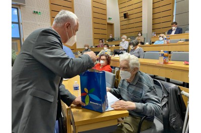 Hejtman se setkal s vězni nacistického režimu. Kraj jim přispěl na léky