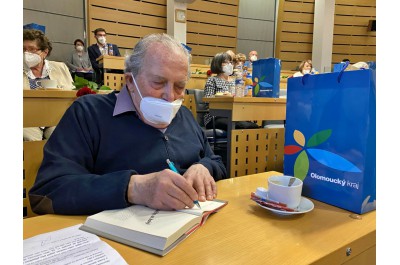 Hejtman se setkal s vězni nacistického režimu. Kraj jim přispěl na léky