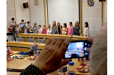 Hejtman se setkal s vězni nacistického režimu. Kraj jim přispěl na léky