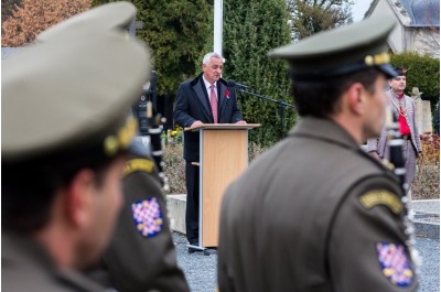 Hejtman uctil památku válečných veteránů