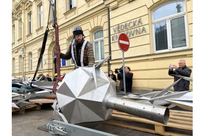 Nový kříž na věži Červeného kostela. Autorem originálního díla je Jan Dostál